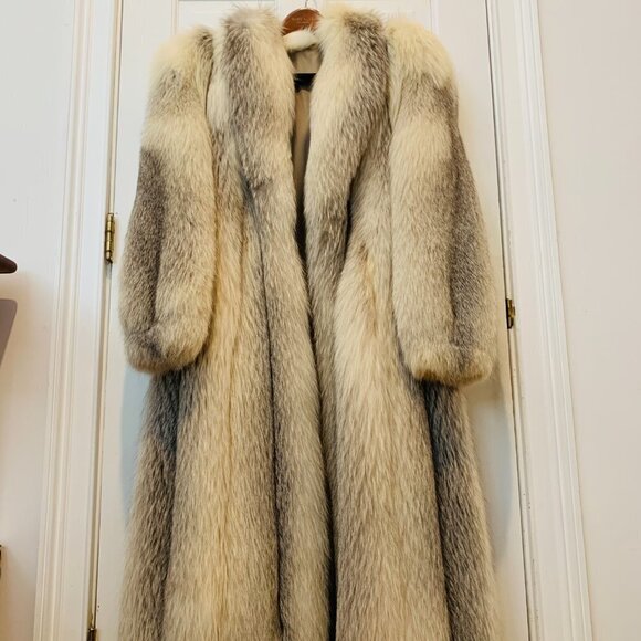 Incredible Full Length Blue Fox Fur Coat | Beautiful Collar | Stunning White Fur - Picture 15 of 16